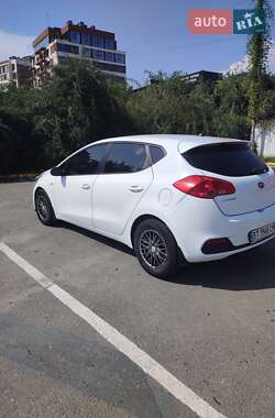 Хэтчбек Kia Ceed 2012 в 