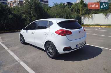 Хэтчбек Kia Ceed 2012 в 