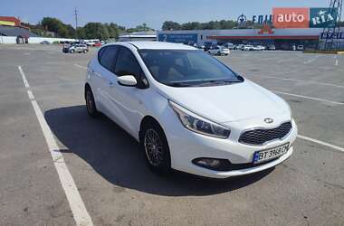 Хэтчбек Kia Ceed 2012 в 