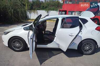 Хэтчбек Kia Ceed 2012 в 