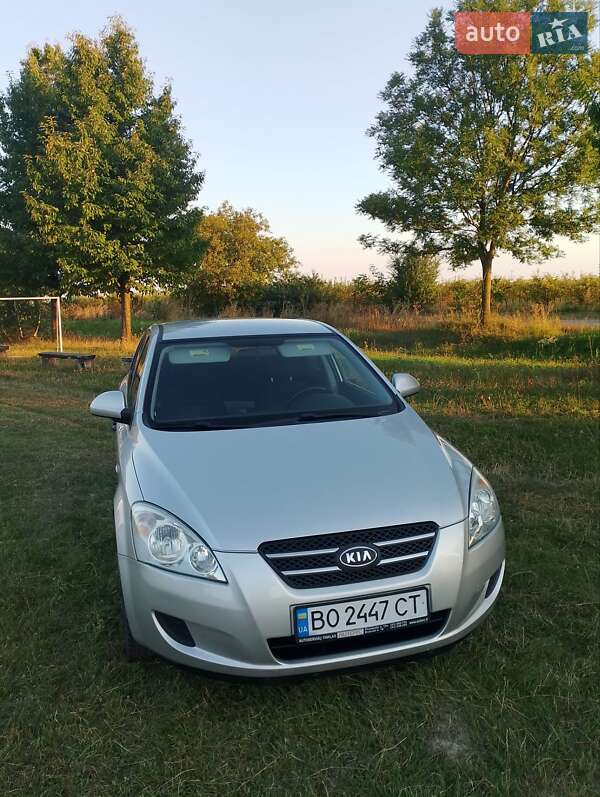 Хэтчбек Kia Ceed 2007 в 