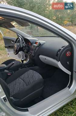 Хэтчбек Kia Ceed 2007 в 