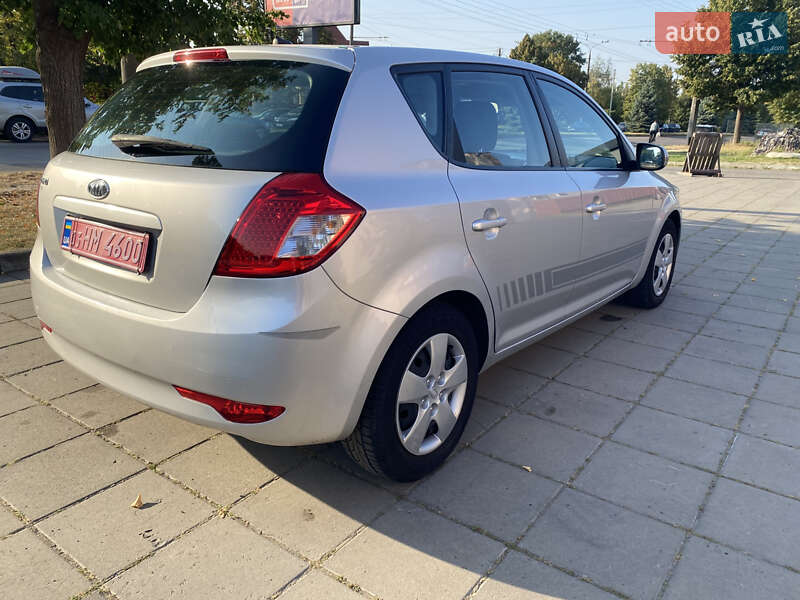 Хэтчбек Kia Ceed 2011 в Луцке