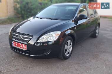 Хэтчбек Kia Ceed 2008 в 