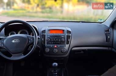 Хэтчбек Kia Ceed 2008 в 