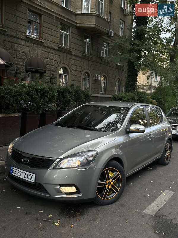 Хэтчбек Kia Ceed 2010 в Одессе