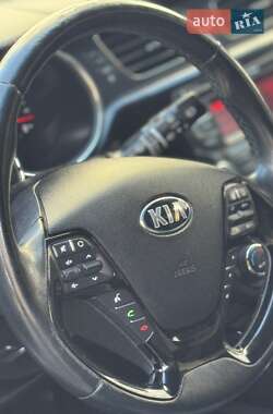 Хэтчбек Kia Ceed 2013 в 