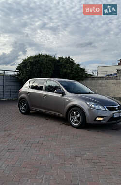 Хэтчбек Kia Ceed 2011 в 