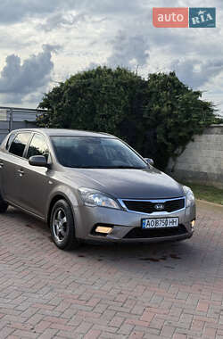 Хэтчбек Kia Ceed 2011 в 