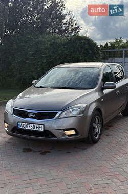 Хэтчбек Kia Ceed 2011 в 