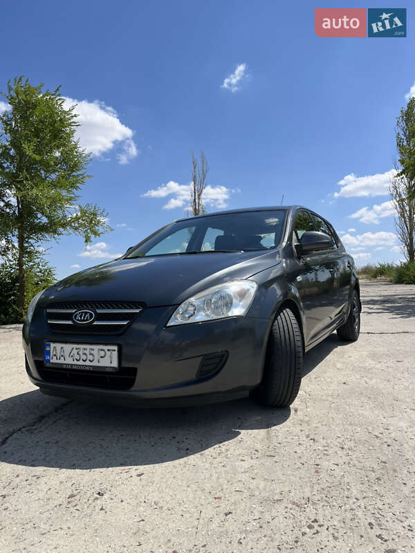 Хэтчбек Kia Ceed 2008 в Южноукраинске