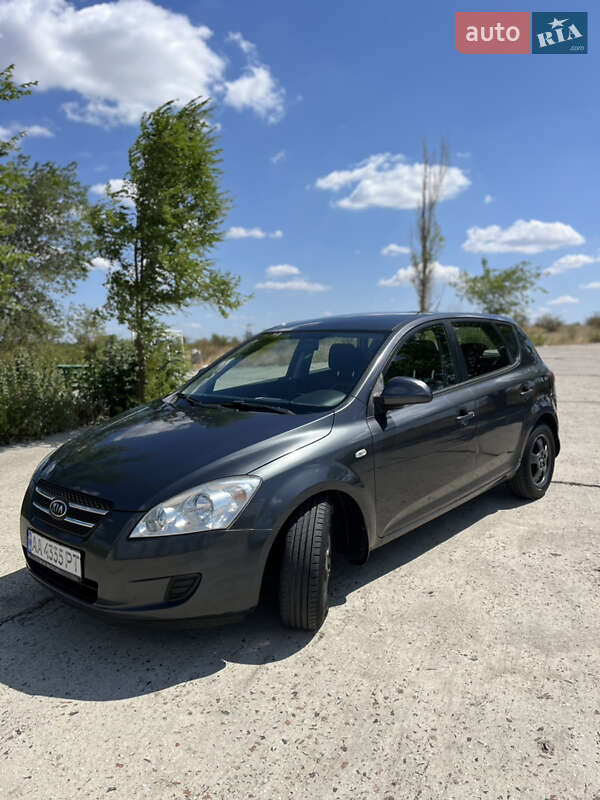 Хэтчбек Kia Ceed 2008 в Южноукраинске