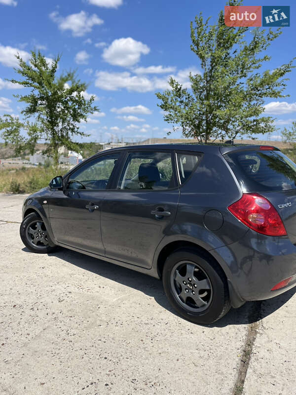 Хэтчбек Kia Ceed 2008 в Южноукраинске