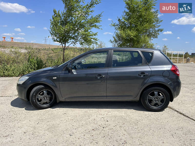Хэтчбек Kia Ceed 2008 в Южноукраинске
