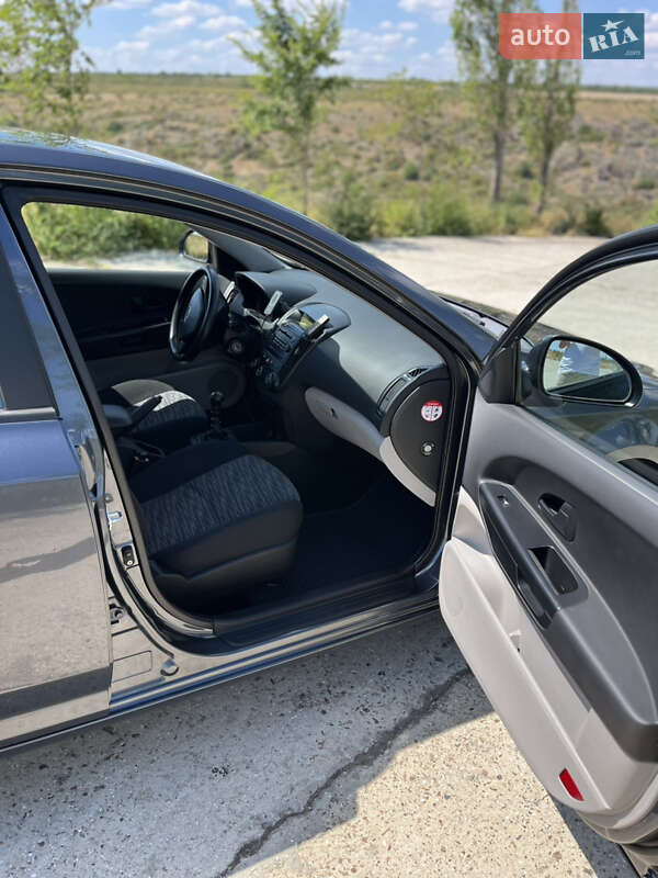 Хэтчбек Kia Ceed 2008 в Южноукраинске