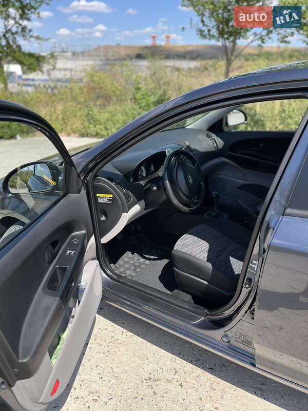 Хэтчбек Kia Ceed 2008 в Южноукраинске