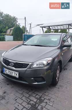 Хэтчбек Kia Ceed 2011 в 