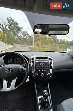 Хэтчбек Kia Ceed 2009 в 