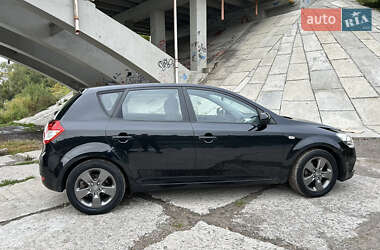 Хэтчбек Kia Ceed 2009 в 