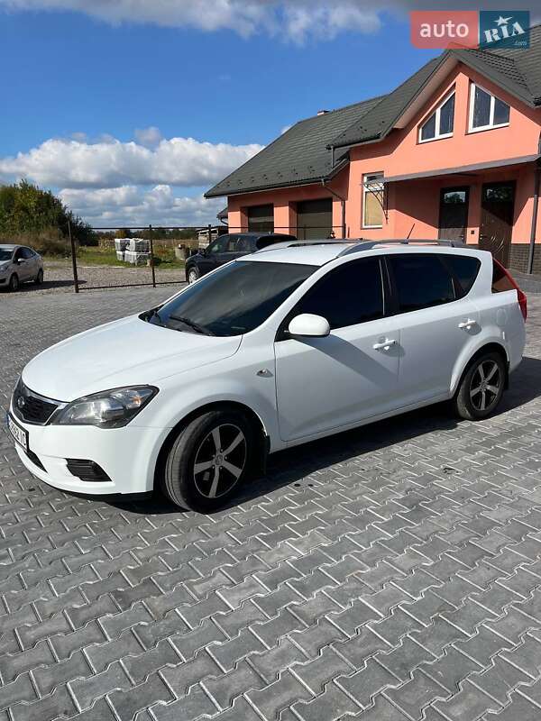 Хэтчбек Kia Ceed 2009 в Комарному