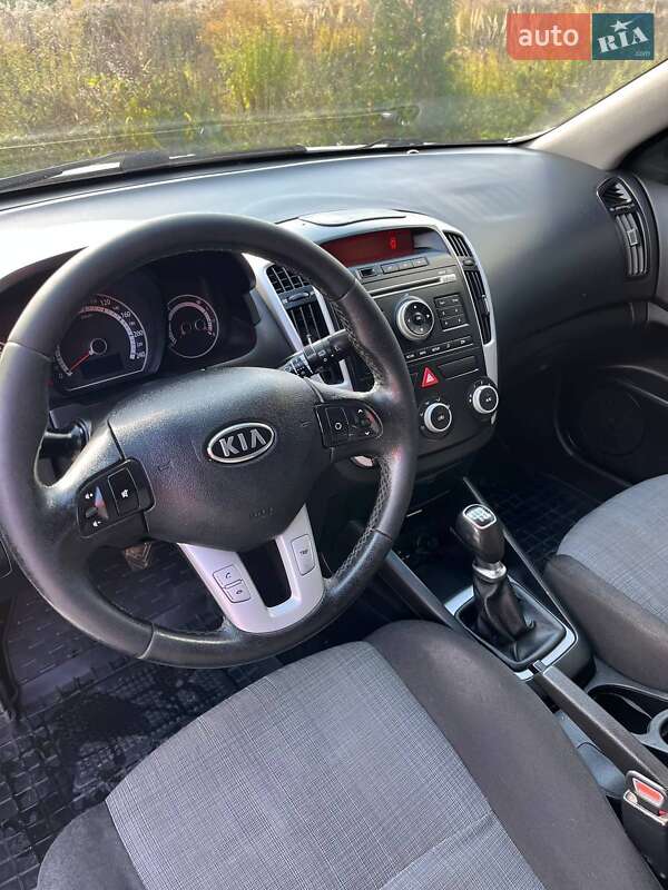 Хэтчбек Kia Ceed 2009 в Комарному