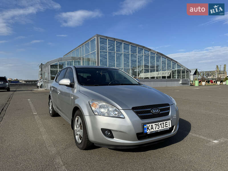 Хэтчбек Kia Ceed 2007 в 