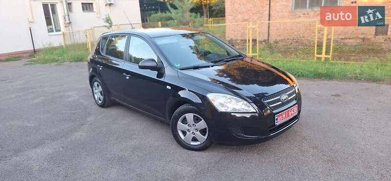 Хэтчбек Kia Ceed 2008 в 