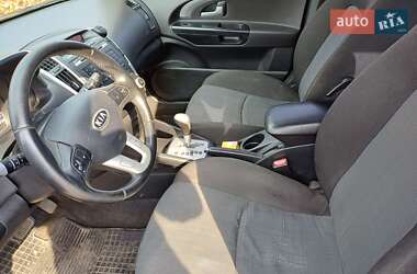 Хэтчбек Kia Ceed 2011 в 