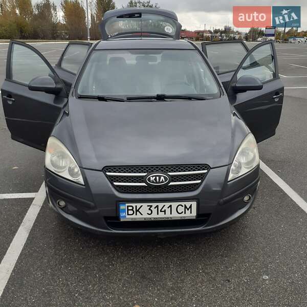 Хэтчбек Kia Ceed 2008 в 