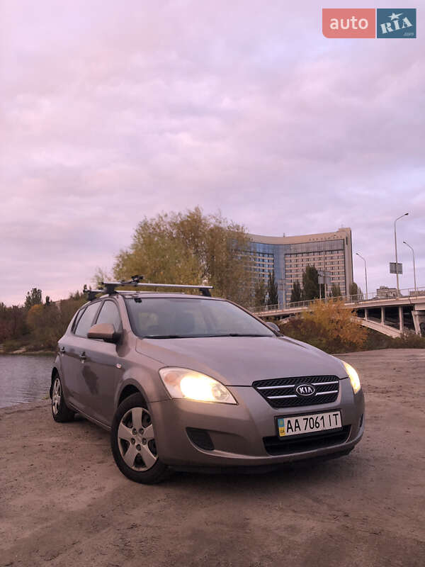 Хетчбек Kia Ceed 2008 в 