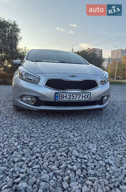 Хетчбек Kia Ceed 2013 в  фото 2 Хетчбек Kia Ceed 2013 в