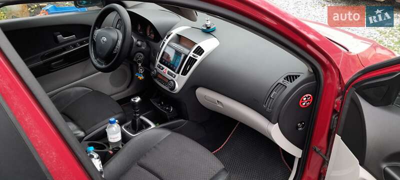 Хэтчбек Kia Ceed 2006 в Богуславе