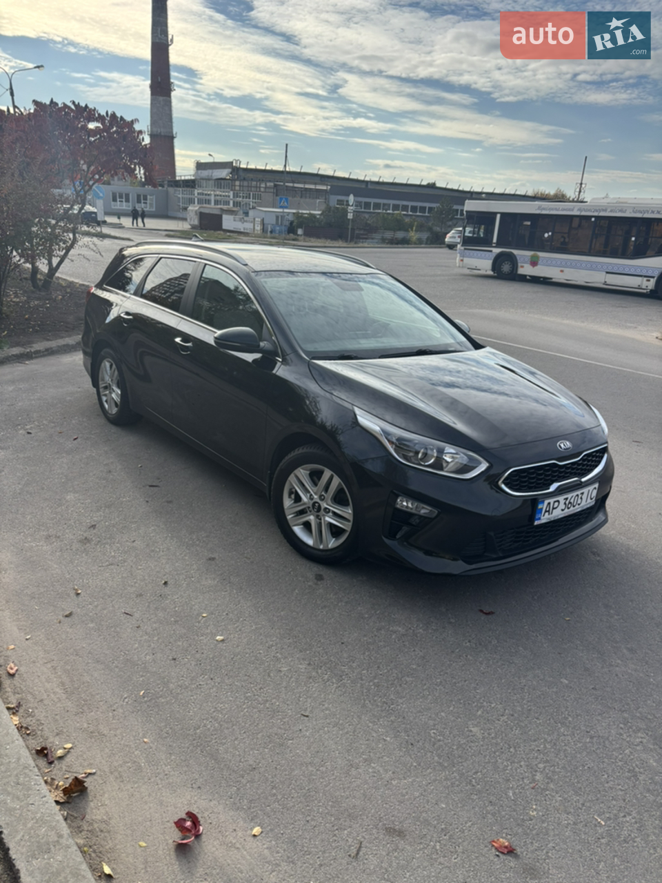 Продаємо автомобіль KIA CEED SW 2021 року від першого власника, купували в салоні KIA Запоріжжя, всі ТО проходили у офіційного представника Град Авто у Запоріжжі, встановлена додаткова безпека StarLine, два ключі / два брелки StarLine. Комплектація: клімат контроль, провідний CarPlay, музична система, підігрів передніх та задніх сидінь, підігрів руля, мультіруль, всі додаткові кронштейни для багажника у  наявності (не використовували) і т.д.
Два комплекта гуми (зима / літо)