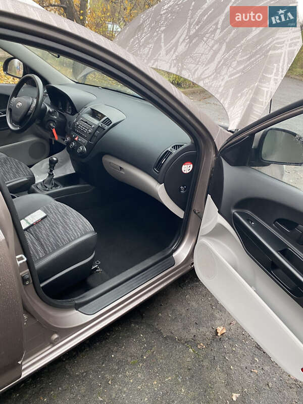 Универсал Kia Ceed 2008 в Хороле