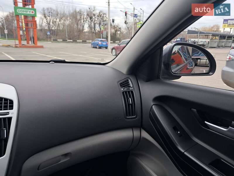 Хэтчбек Kia Ceed 2008 в Ирпене