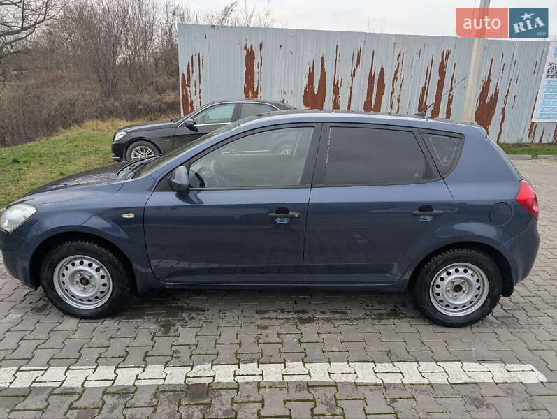 Хэтчбек Kia Ceed 2009 в Черновцах