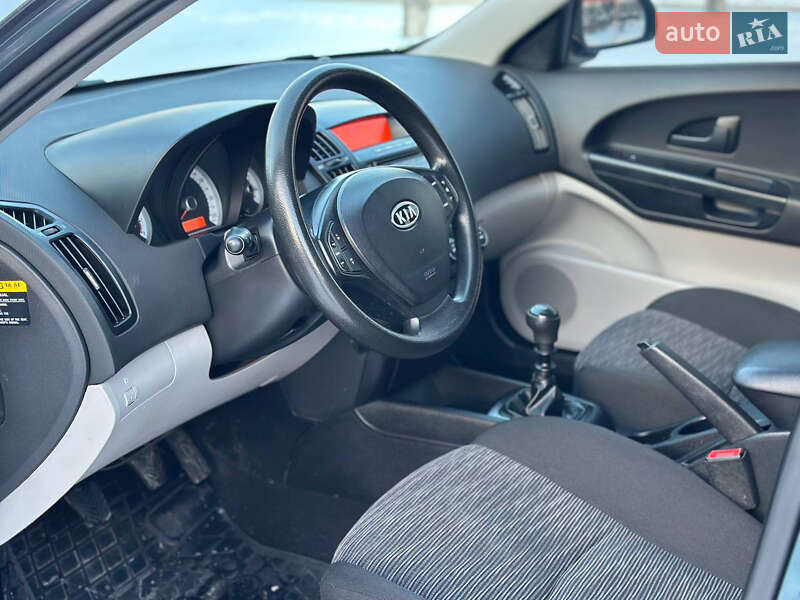 Хэтчбек Kia Ceed 2009 в Днепре