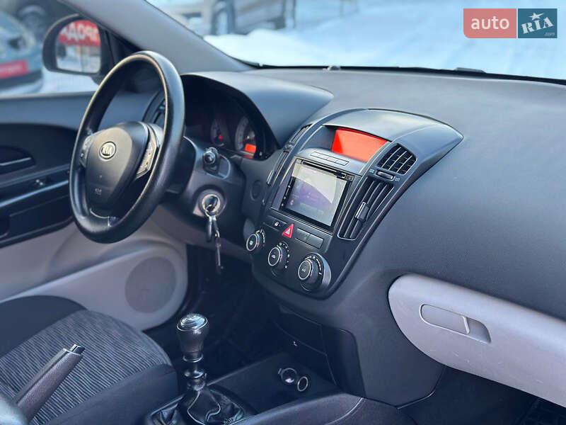 Хэтчбек Kia Ceed 2009 в Днепре