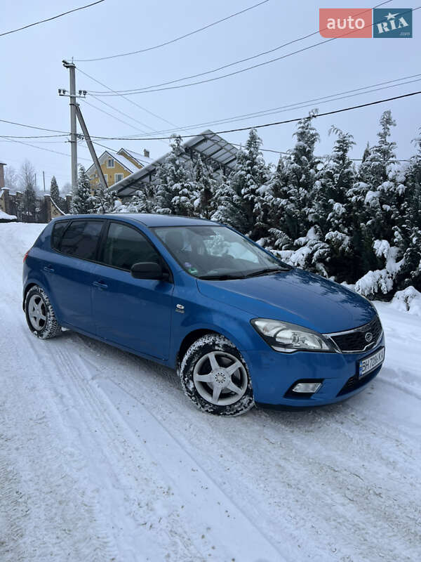 Хетчбек Kia Ceed 2010 в Чернівцях фото 3 Хетчбек Kia Ceed 2010 в Чернівцях