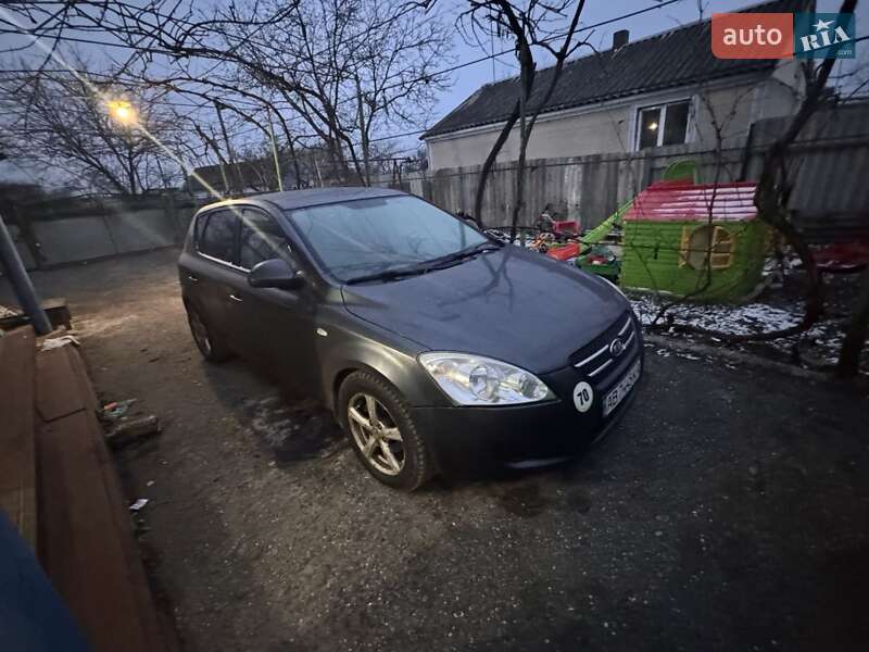 Хетчбек Kia Ceed 2008 в Грейгово