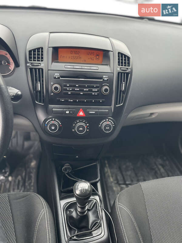 Хэтчбек Kia Ceed 2008 в Обухове