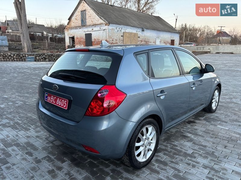Хэтчбек Kia Ceed 2008 в Хороле