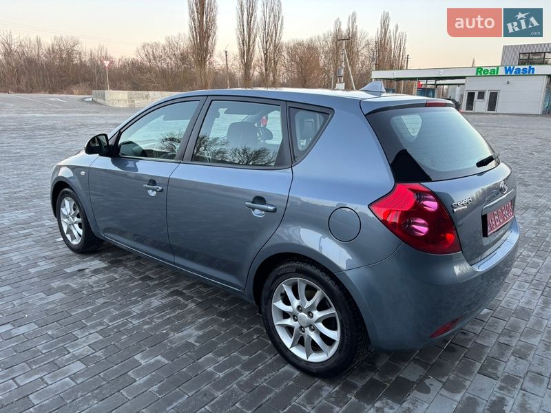 Хэтчбек Kia Ceed 2008 в Хороле