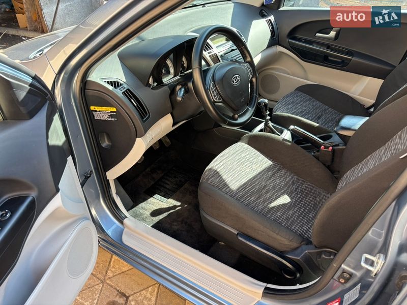 Хэтчбек Kia Ceed 2008 в Хороле