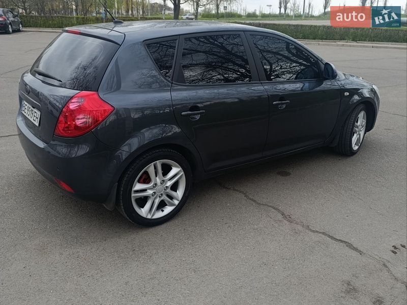 Хэтчбек Kia Ceed 2007 в Южноукраинске