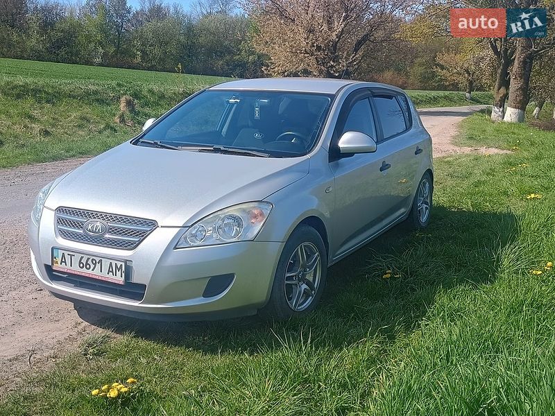 Хэтчбек Kia Ceed 2008 в Бурштыне