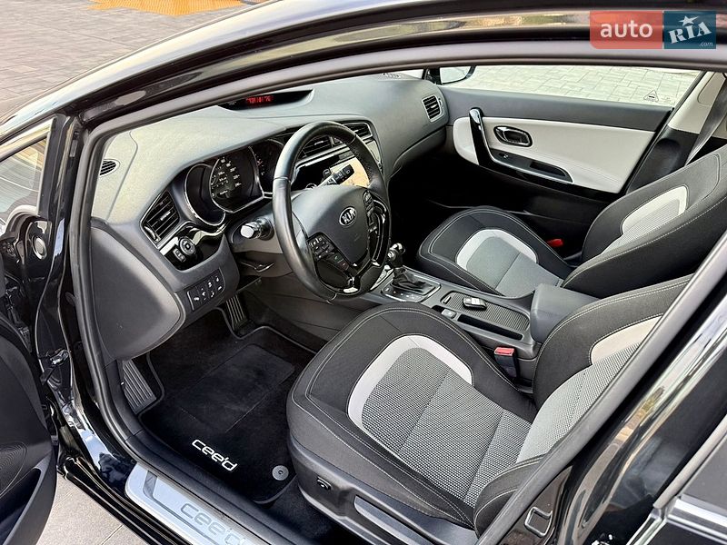 Хэтчбек Kia Ceed 2015 в Луцке
