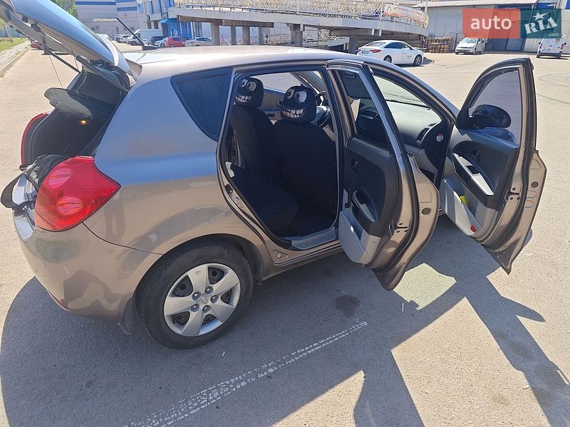 Хэтчбек Kia Ceed 2008 в Кривом Роге
