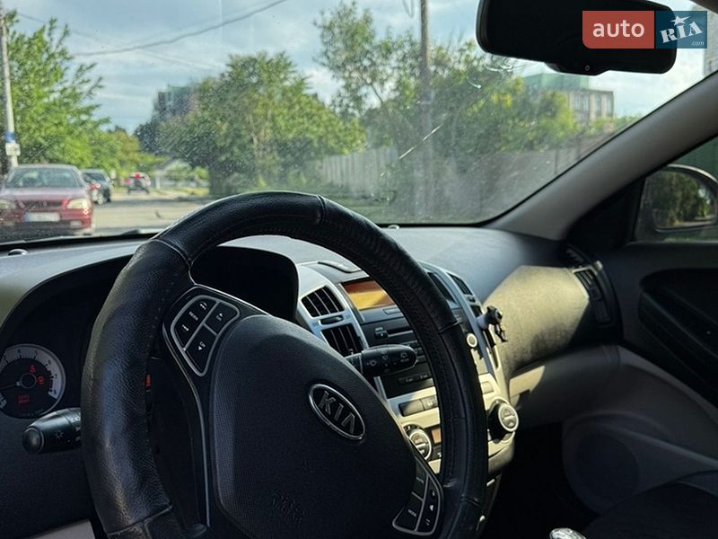 Хэтчбек Kia Ceed 2009 в Одессе