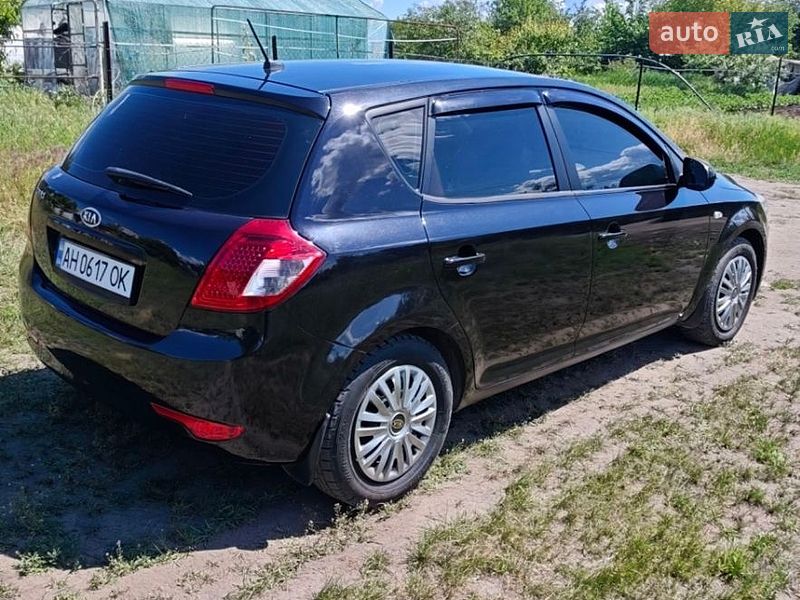 Хэтчбек Kia Ceed 2010 в Изюме